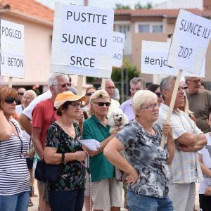 Petrčane: Mirni prosvjed protiv izgradnje obalnog zida i sanitarnog čvora na rivi