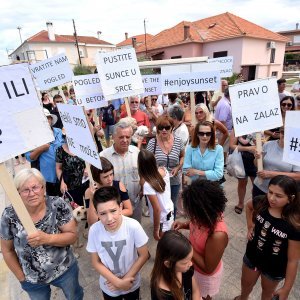 Petrčane: Mirni prosvjed protiv izgradnje obalnog zida i sanitarnog čvora na rivi