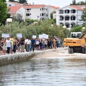 Petrčane: Mirni prosvjed protiv izgradnje obalnog zida i sanitarnog čvora na rivi