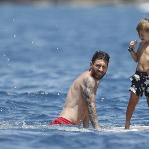 Lionel Messi s obitelji uživa na luksuznoj jahti ploveći oko Ibize