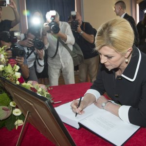 Kolinda Grabar Kitarović upisuje se u knjigu žalosti