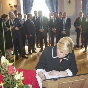 Kolinda Grabar Kitarović upisuje se u knjigu žalosti