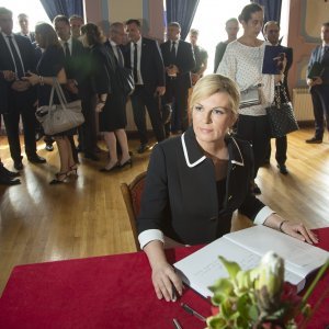 Kolinda Grabar Kitarović upisuje se u knjigu žalosti