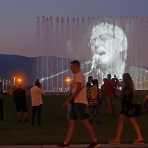 U čast Oliveru Dragojeviću na fontanama su projicirane njegove slike uz pratnju glazbe