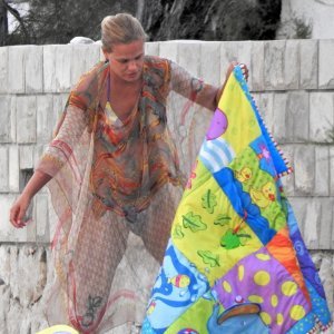 Trudna Nevena Rendeli Vejzović sa suprugom i kćerima na plaži