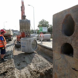 Postavljanje odvodnih cijevi za odvod oborinskih voda u Škorpikovoj