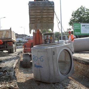 Postavljanje odvodnih cijevi za odvod oborinskih voda u Škorpikovoj