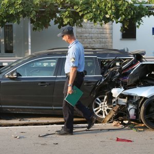 Zaletio se autom u četiri parkirana vozila