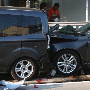 Zaletio se autom u četiri parkirana vozila