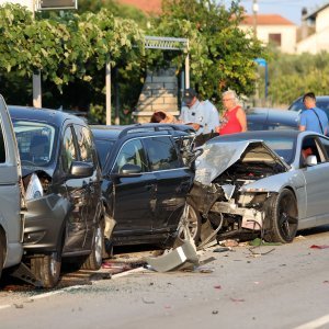 Zaletio se autom u četiri parkirana vozila