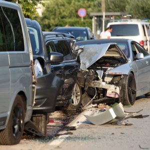 Zaletio se autom u četiri parkirana vozila