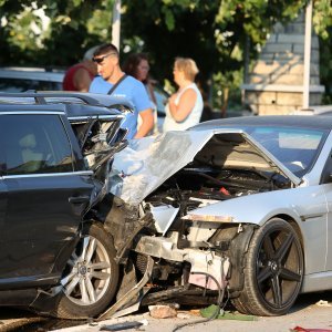 Zaletio se autom u četiri parkirana vozila