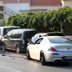 Zaletio se autom u četiri parkirana vozila