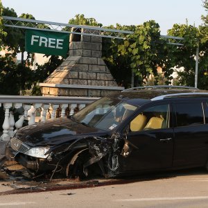 Zaletio se autom u četiri parkirana vozila