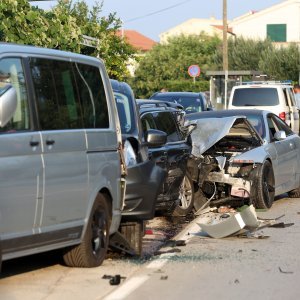 Zaletio se autom u četiri parkirana vozila