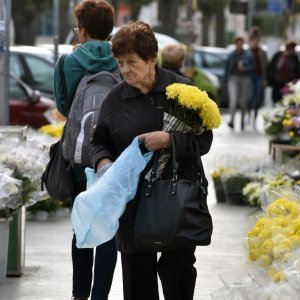 Od ranog jutra građani Šibenika kupuju cvijeće prije odlaska na groblje