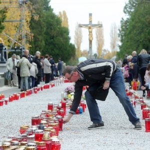 Građani obilaze posljednja počivališta najmilijih na groblju Mirogoj