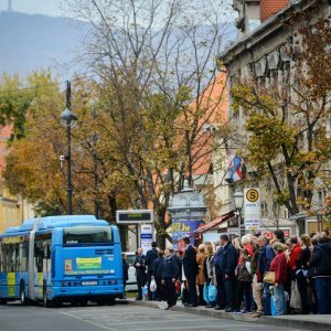 Građani na Kaptou ZET-ovim autobusima idu prema Mirogoju