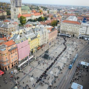 Zagreb: Građani u koloni čekaju organizirani prijevoz do groblja Mirogoj