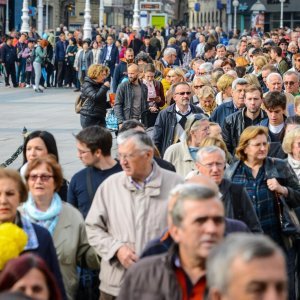 Zagreb: Građani u koloni čekaju organizirani prijevoz do groblja Mirogoj