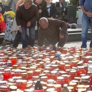 Osijek: Građani posjećuju grobove svojih najmilijih na njihovom posljednjem prebivalištu