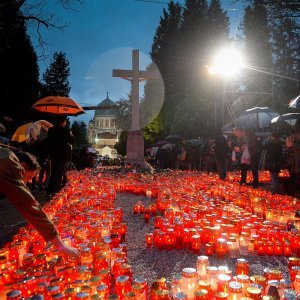 Tisuće svijeća za najmilije upaljene u noći na blagdan Svih svetih