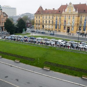 Građani u redu čekaju karte za baletnu predstavu Orašar