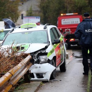 Vozač Taxi Cammea udario parkirano vozilo koje je završilo na zaštitnoj ogradi