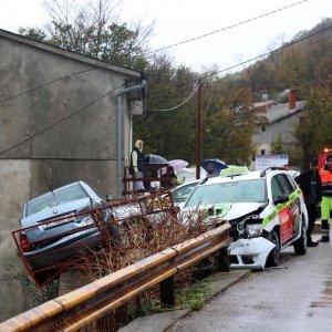 Vozač Taxi Cammea udario parkirano vozilo koje je završilo na zaštitnoj ogradi