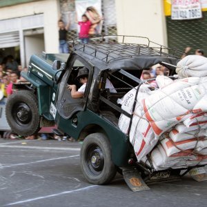 Parada prenakrcanih džipova