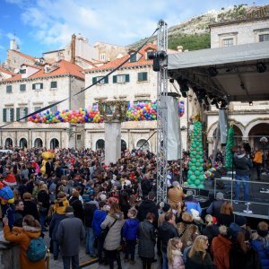 Dječja Nova godina na Stradunu uz Tonija Cetinskog i Ninu Badrić