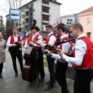 Sisački Auto promet razveselio putnike tamburašima i toplim kiflicama