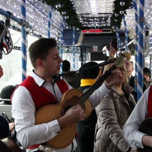 Sisački Auto promet razveselio putnike tamburašima i toplim kiflicama