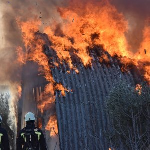 Šibenik: U potpunosti izgorio Hangar