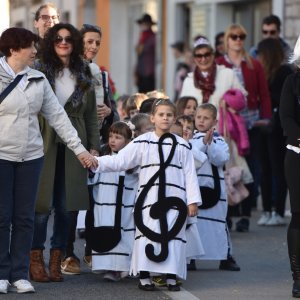 Murter: Maštovito maskirana djeca sudjelovala u karnevalskoj povorci