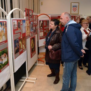 U Slavonskom Brodu otvorena izložba 'Vladarice hrvatskih povijesnih prostora'