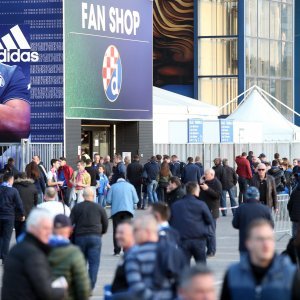 Navijači Dinama ispred stadiona