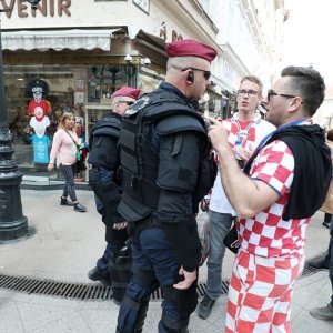 Budimpešta: Policija spriječila incident kada je gradom prošetao jedan mladić sa zastavom Srbije