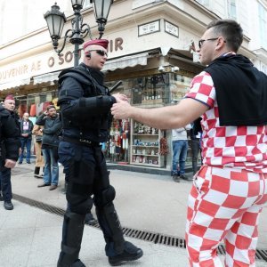 Budimpešta: Policija spriječila incident kada je gradom prošetao jedan mladić sa zastavom Srbije