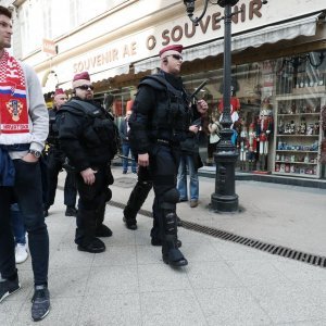 Budimpešta: Policija spriječila incident kada je gradom prošetao jedan mladić sa zastavom Srbije