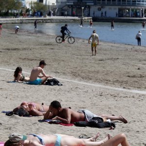 Split: Sunčani dan građani i turisti iskoristili za uživanje na Bačvicama
