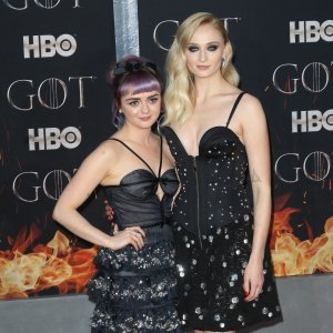 Maisie Williams i Sophie Turner