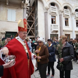 Split: Na Peristilu blagoslovljene grančnice i održana misa na Cvjetnicu