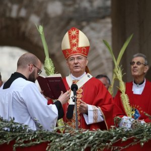 Split: Na Peristilu blagoslovljene grančnice i održana misa na Cvjetnicu