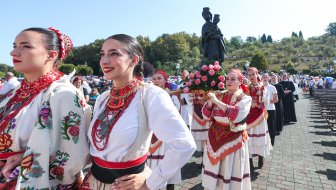 Deseci tisuća vjernika