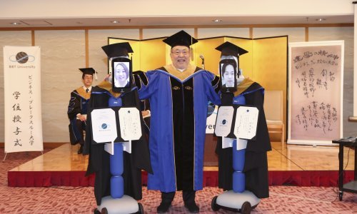 Samo u Japanu: Oni su promociju odlučili odraditi uz pomoć - robota