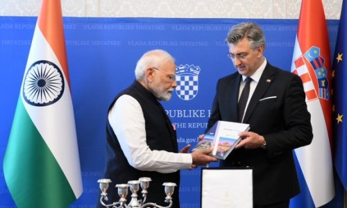 Modi stigao u Vladu: Evo kakve mu je poklone pripremio Plenković, hrvatski premijer dobio srebrni svijećnjak