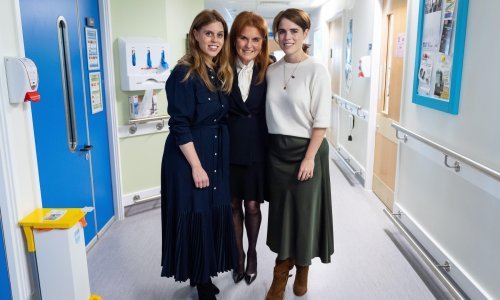 Beatrice i Eugenie tiho pobjegle iz Britanije nakon očevog skandala