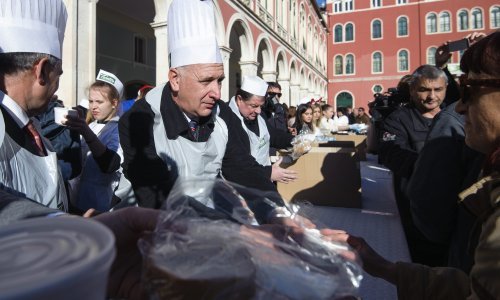 Kršćanski teolozi zabrinuti kako bi im bezbožnici mogli ukrasti Božić 670375