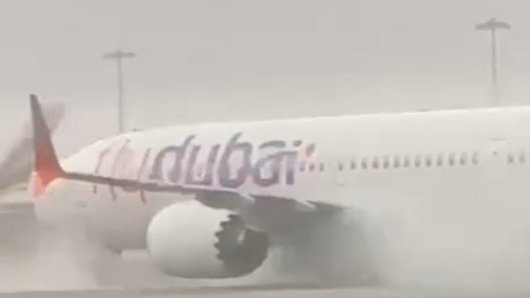 Neviđeni prizori iz Dubaija: Putnički zrakoplov 'glisira' po vodi, ogromni šoping centar poplavljen